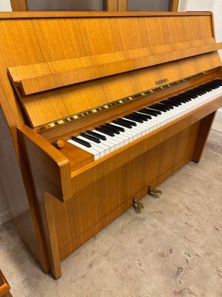 Schimmel piano i valn&oslash;tt 